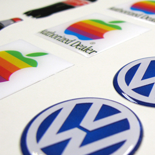 Živicové nálepky s logami Apple a Volkswagen