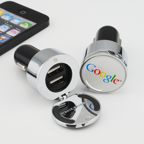USB nabíjačka do auta s logom pod živicovou nálepkou